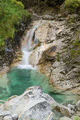 Gebirgsbach, Wasserfall, Wildnis im Tal Valle di Piero; Nationalpark Bellunesische Dolomiten, Sommer