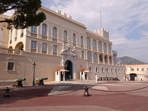 Palais princier de Monaco et ses gardes &agrave; l'entr&eacute;e