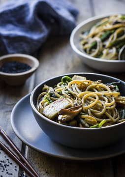 Sesame noodles with tofu and vegetables