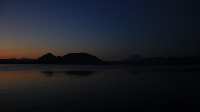暗闇が迫る湖と浮かぶ島のシルエット