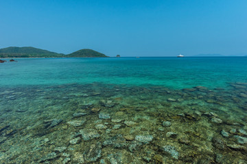 Fototapeta premium Blue sea and clear blue sky at Koh Kood, Thailand.