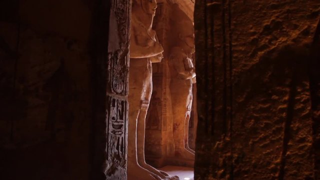 Tilt up of Statue of Osiris in the entrance hall of the Temple of Ramesses II.