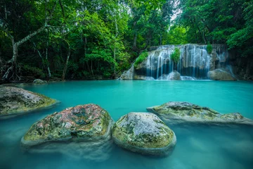 Foto auf Acrylglas Wasserfall im Wald am Erawan-Wasserfall-Nationalpark, Kanchanaburi, Thailand © yotrakbutda