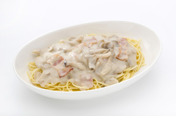 キノコのクリームパスタ