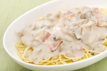 キノコのクリームパスタ