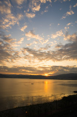 Fototapeta na wymiar 諏訪湖に沈む夕日