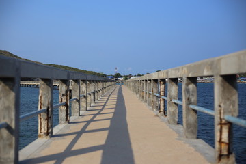 Naklejka premium Cement bridge pier and wave in Mae Rumphueng Beach Rayong at Thailand