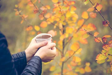 Crédence de cuisine en verre imprimé Chocolat Woman& 39 s hand holding mug de chocolat chaud sur fond d& 39 automne