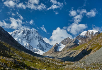 Fototapeta na wymiar Tian Shan mountains. Kirghizistan, Central Asia. Landscape with blue skies