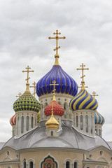 Fototapeta na wymiar Яркие купола православного храма
