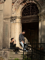 Obraz na płótnie Canvas fashionable couple near old building