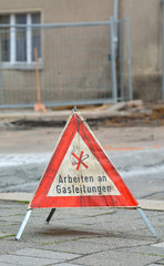 warnschild "arbeiten an gasleitung"