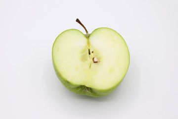 Pomme verte coupée en deux