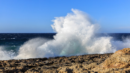 Tosende Brandung an Maltas Küste