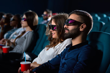 Obraz premium Lovely young couple on a date at the cinema