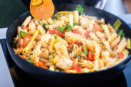 Gem&uuml;sepfanne mit putenstreifen 