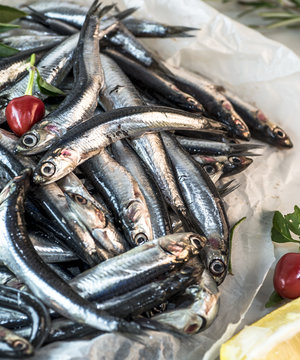 acciughe fresche, ingrediente tipico della cucina italiana, vista dall'alato taglio ravvicinato