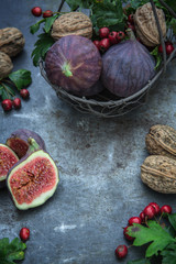 Körbchen mit Feigen und Walnüssen auf einem alten Metalluntergrund