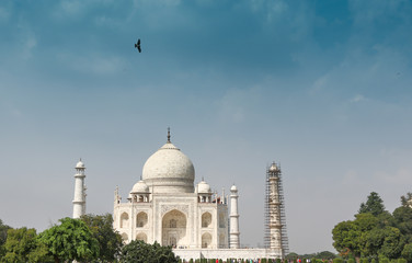 Naklejka premium AGRA, INDIA. Taj Mahal the famous with the local people and tourist.