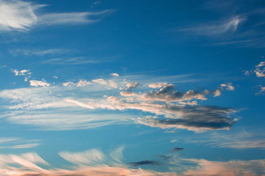 Ciel bleu et nuages blancs et roses