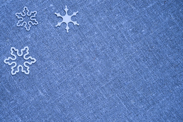 Рождество текстура. Белые снежинки голубая льняная ткань. Зима открытка - obrazy, fototapety, plakaty