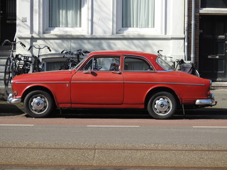 Volvo geparkt in einer Straße in Amsterdam