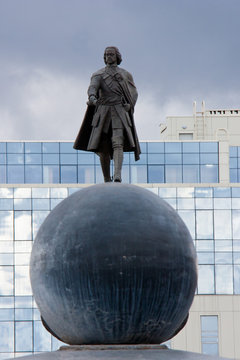 Скульптура императора на шаре