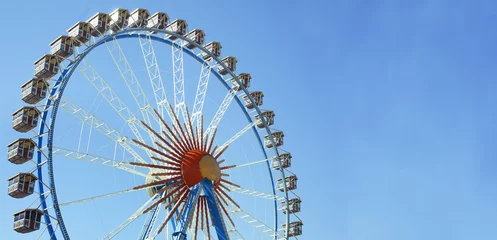 Deurstickers Big ferris wheel over blue sky with copyspace  © tiagozr