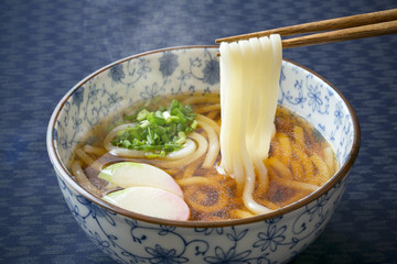 うどん　箸で麺を持ち上げ
