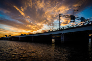 Fototapeta na wymiar Sunset over the Potomac River and George Mason Memorial Bridge i
