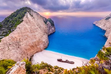 Deurstickers Navagio Beach, Zakynthos, Griekenland Navagiostrand met schipbreuk bij zonsondergang, Zakynthos-eiland, Griekenland