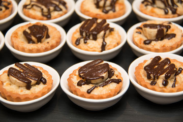  mini tart  bananas in white cup