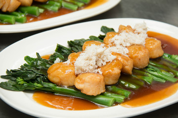  scallops and vegetables with sauce
