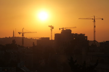 Stadt im Gegenlicht der Abendsonne