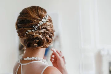 Crédence de cuisine en verre imprimé Salon de coiffure Coiffure mariage mariée avec couronne de bijoux