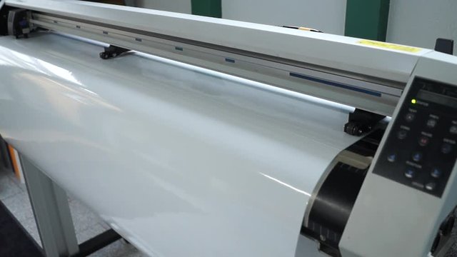 Schneideplotter schneidet Aufkleber