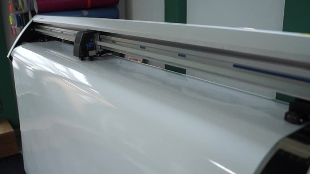 Plotter schneidet Klebefolie