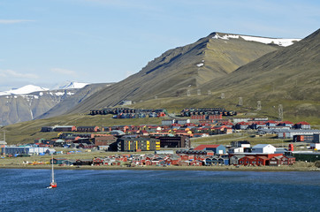 Ansicht von Longyearbyen vor Gebirge, Spitzbergen