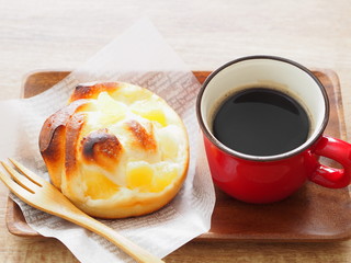 りんごパンとコーヒー