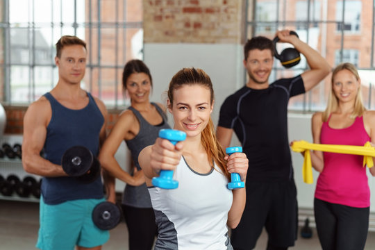 sportler im fitness-studio trainieren mit verschiedenen geräten