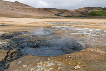 Marmite de boue en ébullition de Hverir, dans la région du lac Mývatn en Islande.
