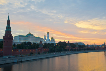 Fototapeta premium Kremlin across the river at sunrise