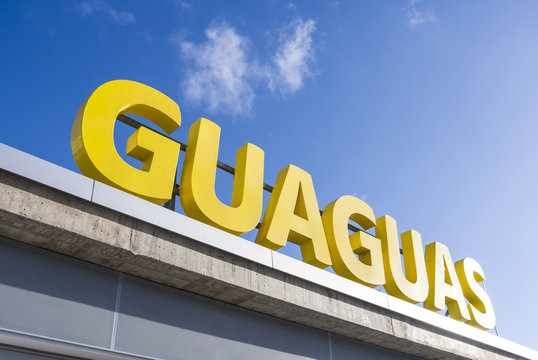 Bus station sign in Latin America reading „guaguas“ against