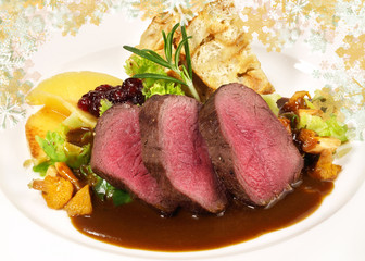 Hirschrücken auf Rosenkohl und Pilze