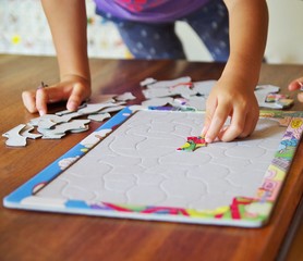 Fototapeta premium ジグソーパズルで遊ぶ子ども