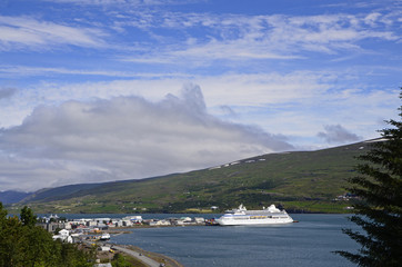 Obraz premium Kreuzfahrtschiff im Hafen von Akureyri, Island