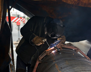 The jointing of large diameter pipes together using a chain of centralizer