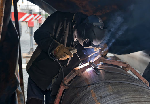 The jointing of large diameter pipes together using a chain of centralizer