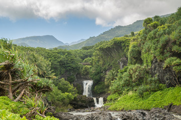 Fototapeta na wymiar Wasserfälle an der Road to Hana, Maui