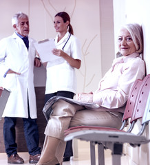 Obraz premium Doctors and patients in hospital room discussing exam results